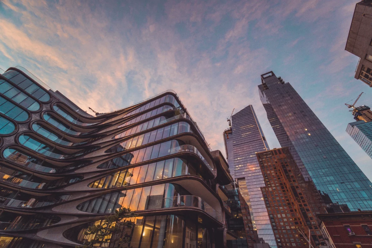 Kapsułowa garderoba dla zapracowanej kobiety: 30 ubrań, które odmienią każdy tydzień